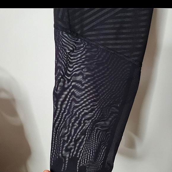Old navy active textured high waisted leggings with mesh panels large - Picture 2 of 3
